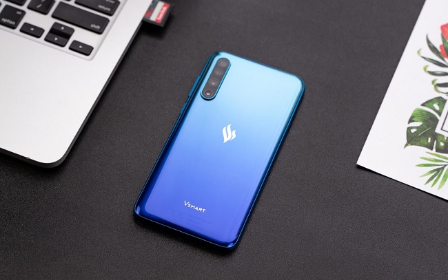 Cụm camera của Vsmart Live được thiết kế nằm dọc lưng máy