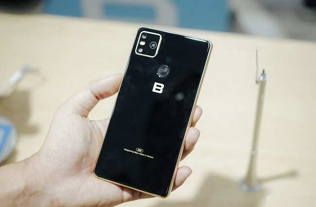 Cụm camera của Bphone B86s được đặt gọn trong 1 mô-đun hình vuông