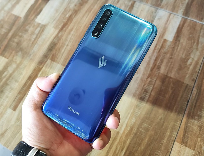 Dung lượng RAM và viên pin của Vsmart Live lớn hơn Bphone B86s