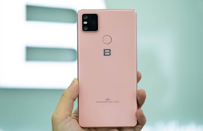 Thiết kế “cằm mỏng trán dày” tương tự như phiên bản cũ Bphone 3