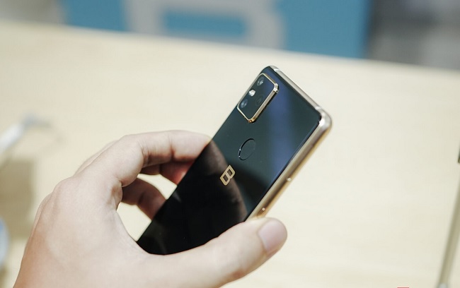 Bphone B86 được loại bỏ gần như tất cả các phím bấm vật lý của máy