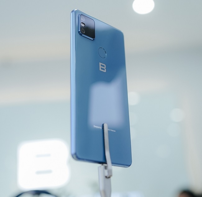 Máy được trang bị viên pin 3000mAh và hỗ trợ sạc nhanh 18W, cùng khả năng tản nhiệt giúp máy hạ nhiệt độ khi chơi game