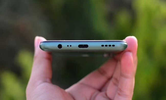 Điểm đặc biệt nhất của Realme Narzo 10 là sở hữu viên pin 5.000mAh, được hỗ trợ sạc nhanh 18W qua cổng kết nối USB Type-C. Với dung lượng pin này người dùng có thể thỏa sức sử dụng trong 1 ngày với cường độ cao
