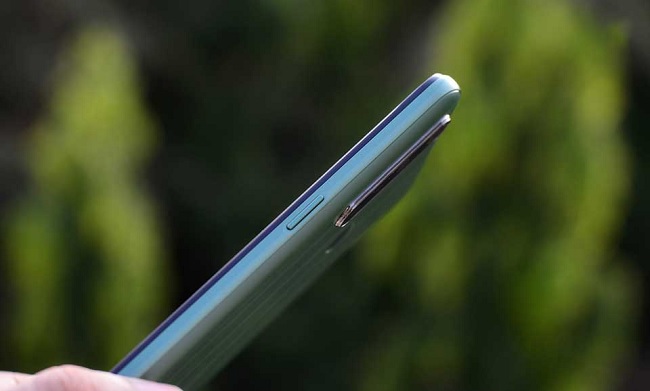Tuy thiết kế khá bắt mắt nhưng khi cầm Realme Narzo 10 lại cho cảm giác khá trơn và nặng tay. Bởi vì máy được trang bị 1 viên pin dung lượng lớn nên máy hơi cồng kềnh và nặng gần 200g