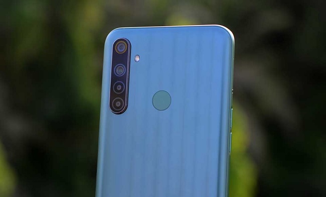 Mặt sau Narzo 10 được trang bị 4 camera được bố trí thành 1 đường thẳng tương tự Realme 5 Pro. Các cảm biến này bao gồm: cảm biến chính 48MP của Samsung, cảm biến góc siêu rộng 8MP, cảm biến macro 2MP và cảm biến đơn sắc 2MP