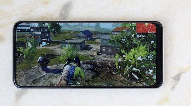 Realme Narzo 10 chạy vi xử lý Helio G80, GPU Mali-G52 MC2, Ram 4Gb, bộ nhớ trong 128GB hỗ trợ thẻ nhớ ngoài. Hiệu năng của Narzo 10 đạt 1336 điểm đa lõi, 385 điểm đơn lõi, cao hơn Redmi Note 8 chạy chip Snapdragon 665 và Realme C3 chạy chip Helio G70