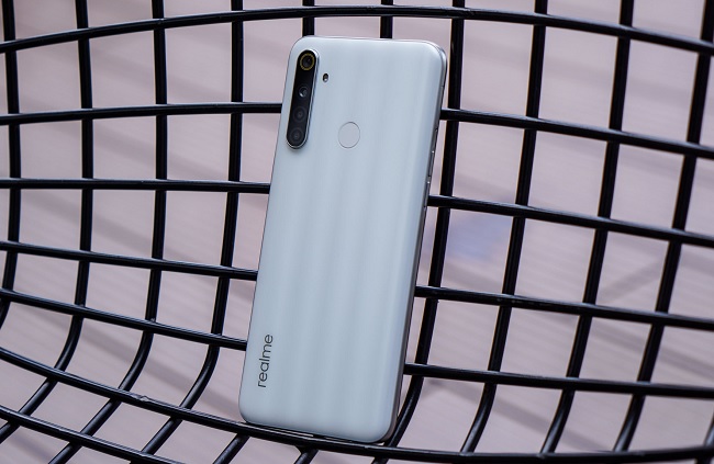Mặt lưng Realme 6i được làm nhám cầm rất thích tay