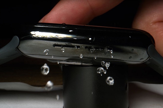 Tính năng chịu nước và đẩy nước qua mang loa của Apple Watch
