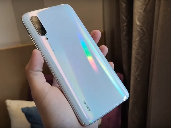 Mặt lưng bóng bẩy, có khả năng chuyển màu gradient, tuy nhiên dễ bám vân tay