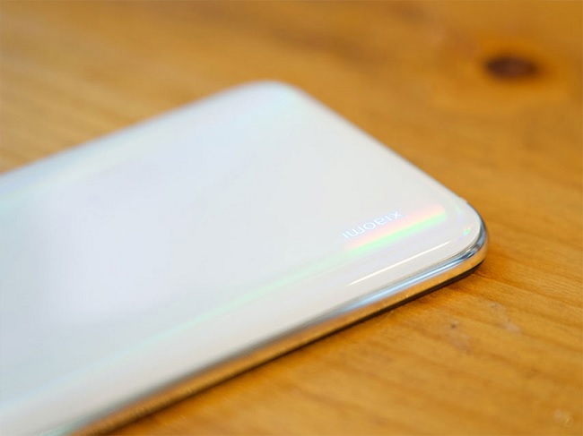 Dòng chữ Xiaomi được tích hợp đèn thông báo trên mặt lưng