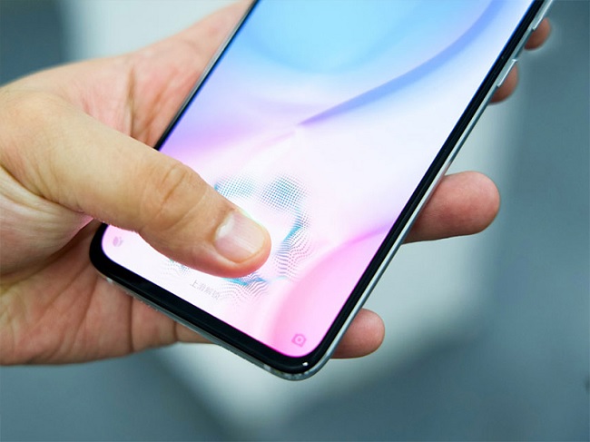 Máy được tích hợp cảm biến vân tay thế hệ thứ 7 trong màn hình