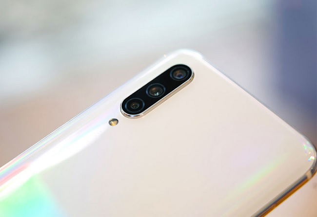 Máy sở hữu cụm 3 camera sau với cảm biến chính lên tới 48MP