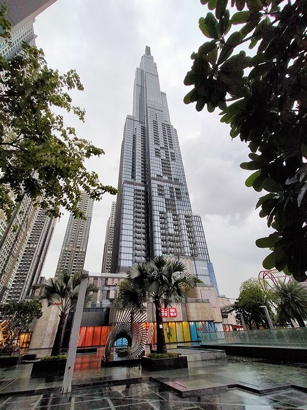 Ảnh chụp tòa nhà Landmark 81 trong khoảng cách gần bằng camera góc siêu rộng