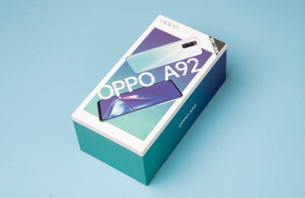 Hộp đựng Oppo A92 với mặt trước được in hình sản phẩm.