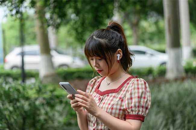 Cặp tai nghe này còn hỗ trợ chế độ ghép nối nhanh tương tự như AirPods của Apple