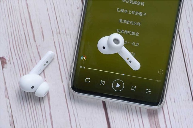 Vùng điều khiển đa chức năng của tai nghe nằm ngay phía trên thân tai nghe