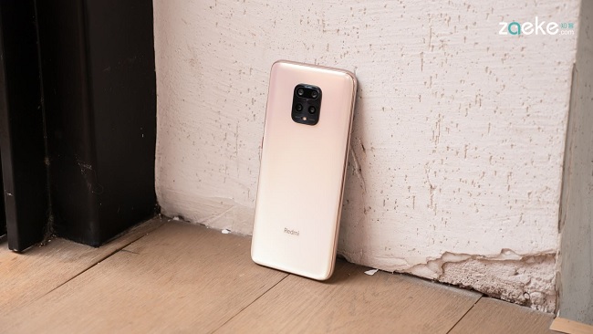 Mặt lưng hấp dẫn với cụm 4 camera sau