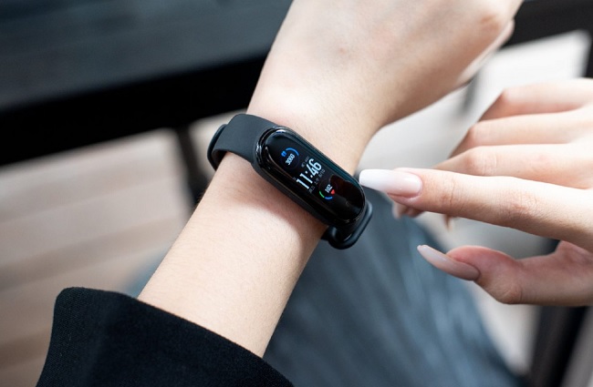 Band 5 vẫn được trang bị cảm biến nhịp tim nhưng đã được cải tiến hơn