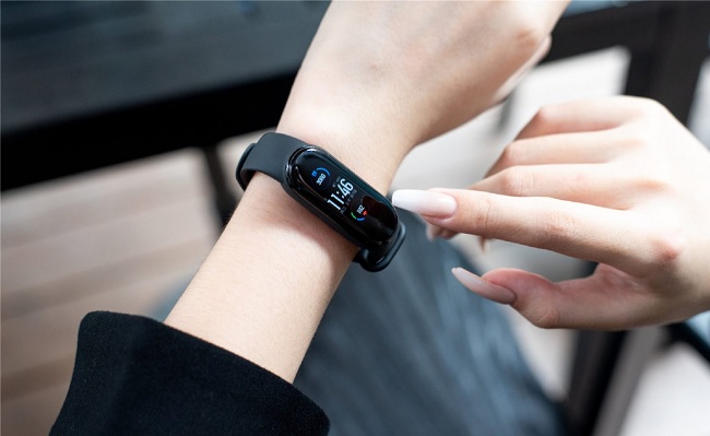 Band 5 cho phép người dùng sử dụng lên đến 14 ngày và người dùng không cần phải tháo vòng ra khi sạc