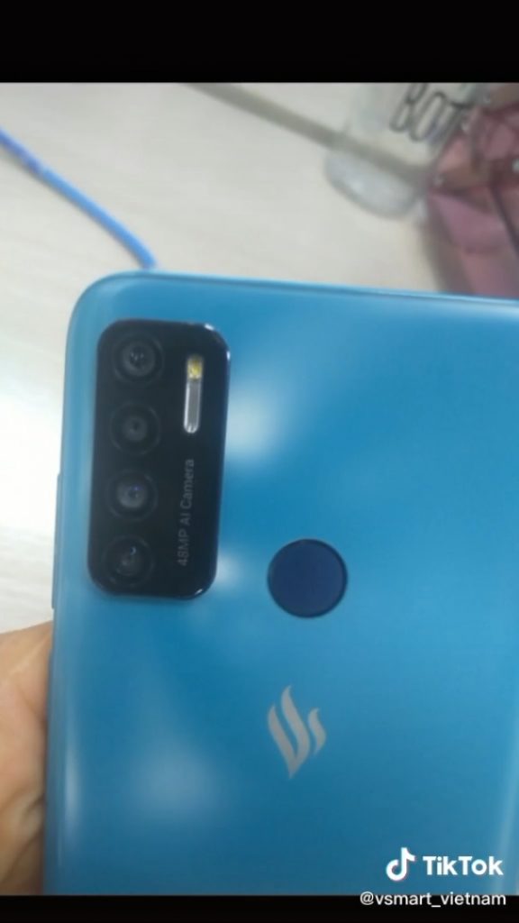 Mặt sau nổi bật với cụm 4 camera, cảm biến vân tay và logo của hãng