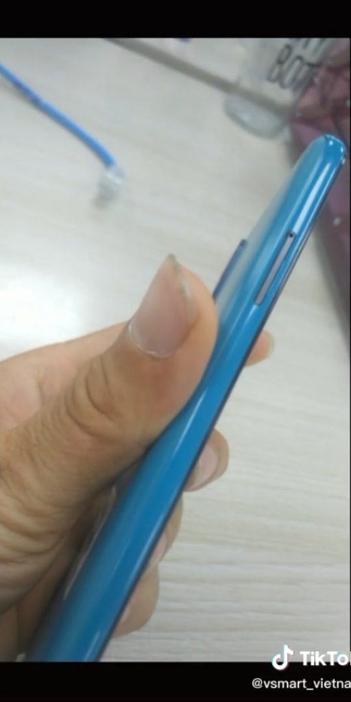 Cạnh trái là khay cắm sim