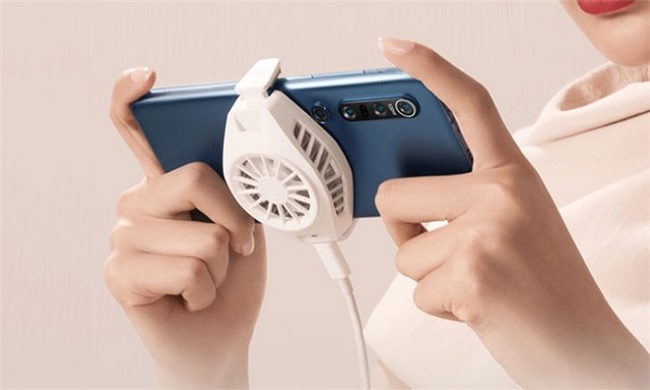 Sử dụng thiết bị làm mát smartphone khi chơi game