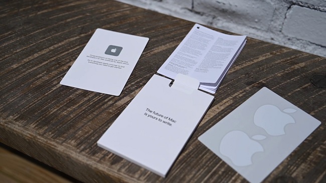 Sách hướng dẫn sử dụng và một vài sticker Apple bên trong bộ DTK