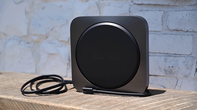Điểm khác biệt dễ nhận thấy là sự thiếu vắng của cổng Thunderbolt 3 trên DTK