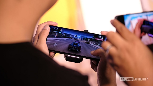 ROG Phone 3 hứa hẹn sẽ đem đến trải nghiệm thú vị cho người dùng khi chơi game