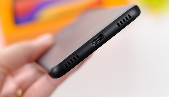 Cạnh đáy gồm loa ngoài và cổng kết nối USB Type-C