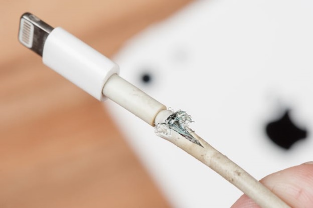 Cáp sạc bị lỗi bên trong là nguyên nhân khiến smartphone sạc chậm
