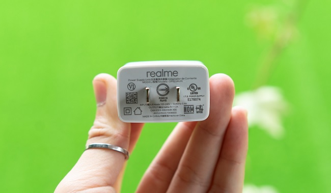 Phụ kiện duy nhất của Realme C11 là củ sạc và dây cáp