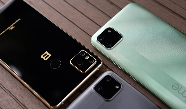 Cụm camera hình vuông ở mặt lưng khá giống với chiếc Bphone