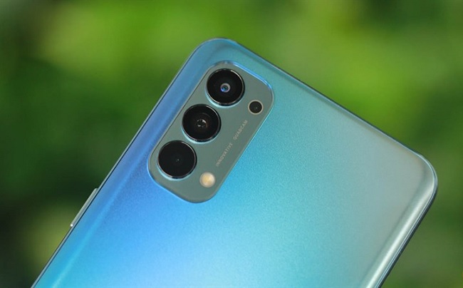 Nếu quan sát kỹ cụm camera trên Reno4 thì sẽ nhận ra lối thiết kế theo hơi hướng của dòng iPhone 11