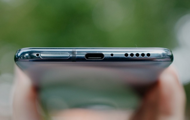 Cạnh đáy của máy gồm: khay sim, cổng USB-C, mic thoại và loa ngoài