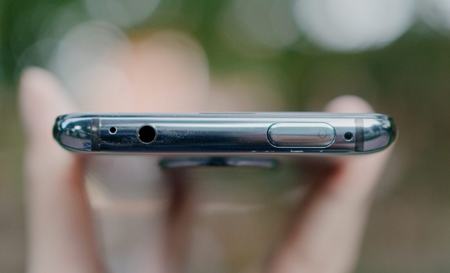 Đỉnh máy gồm jack tai nghe 3.5 mm, mic thu âm và khay chứa camera selfie