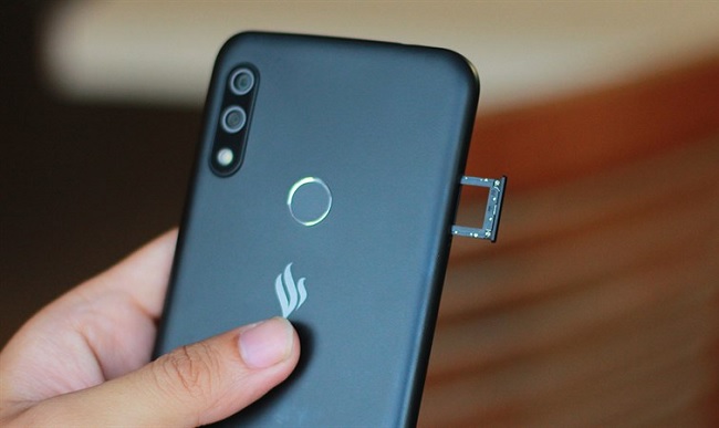 Cạnh trái chứa khay SIM