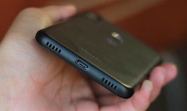 Cạnh dưới Vsmart Star 4