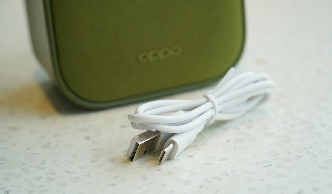 Phụ kiện đi kèm loa chỉ có dây kết nối USB-C