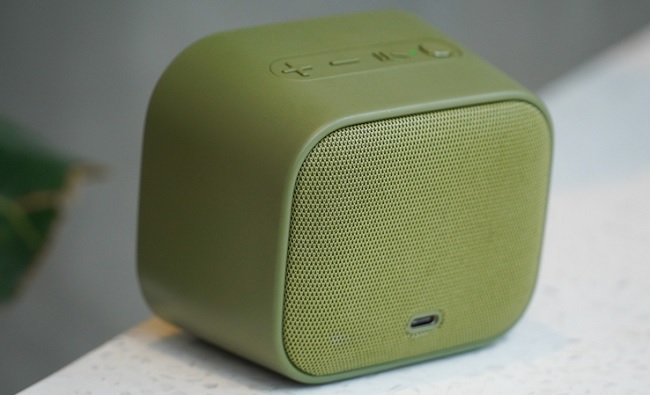Trên tay loa Bluetooth OPPO có thiết kế nhỏ xinh với các nút bấm phía trên