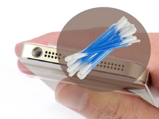 Sử dụng tăm bông và cồn là cách vệ sinh lỗ cắm sạc iPhone rất hiệu quả. Nó có thể loại bỏ được cả tóc và vải vụn