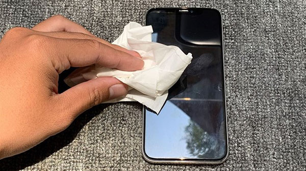 Vệ sinh màn hình iPhone bằng khăn giấy sẽ làm xước làm màn hình