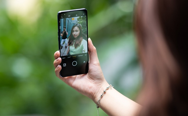 Mặt trước là camera selfie tích hợp AI
