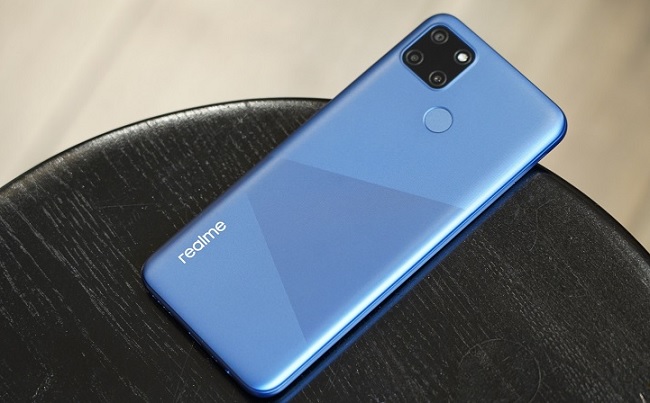 Mặt lưng của Realme C12 có độ hoàn thiện tốt