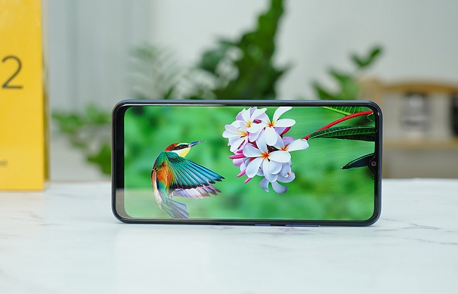 Máy được trang bị màn hình 6.5 inch HD+ cho chất lượng hiển thị tốt với tấm nền IPS. Các phần viền cân đối dù vẫn còn hơi dày