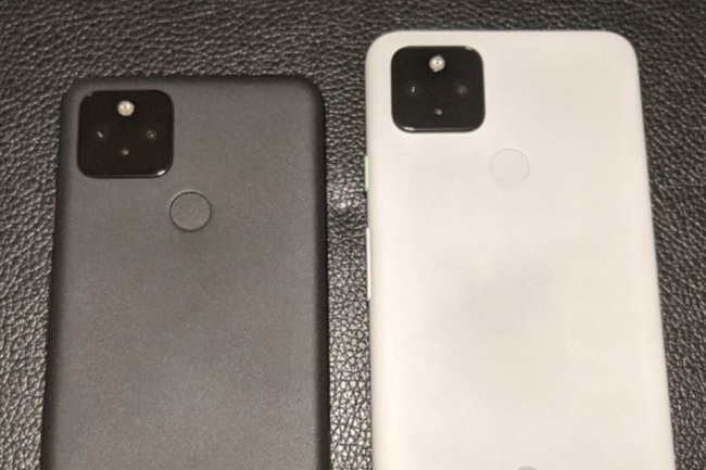 Ảnh thực tế bộ đôi Pixel 5 màu đen và Pixel 4a 5G màu trắng