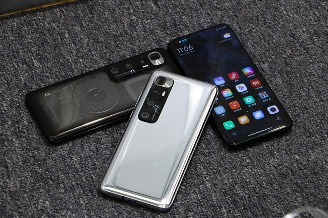 Ba phiên bản màu của Mi 10 Ultra: đen, trắng và một phiên bản mặt lưng trong suốt cực kỳ đặc biệt