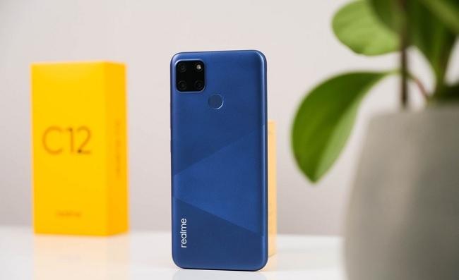 Realme C12 sở hữu mặt lưng ấn tượng