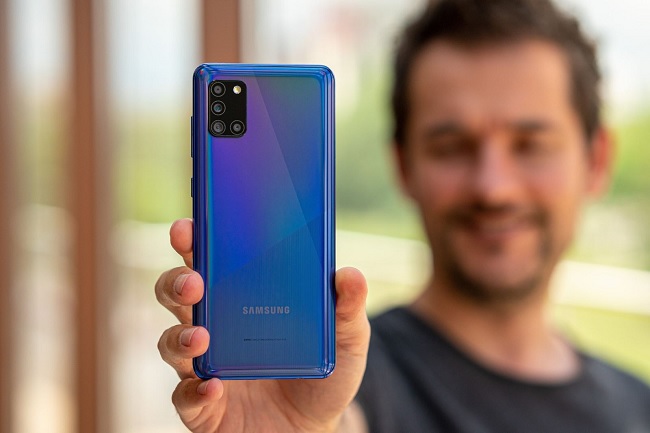 Hiệu ứng quang phổ cầu vồng giúp nâng điểm đánh giá thiết kế Samsung Galaxy A31 cao hơn bội phần