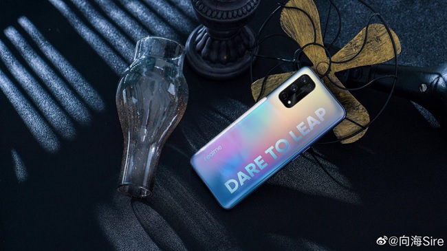 Mặt lưng của Realme X7 Pro có sức hấp dẫn đặc biệt